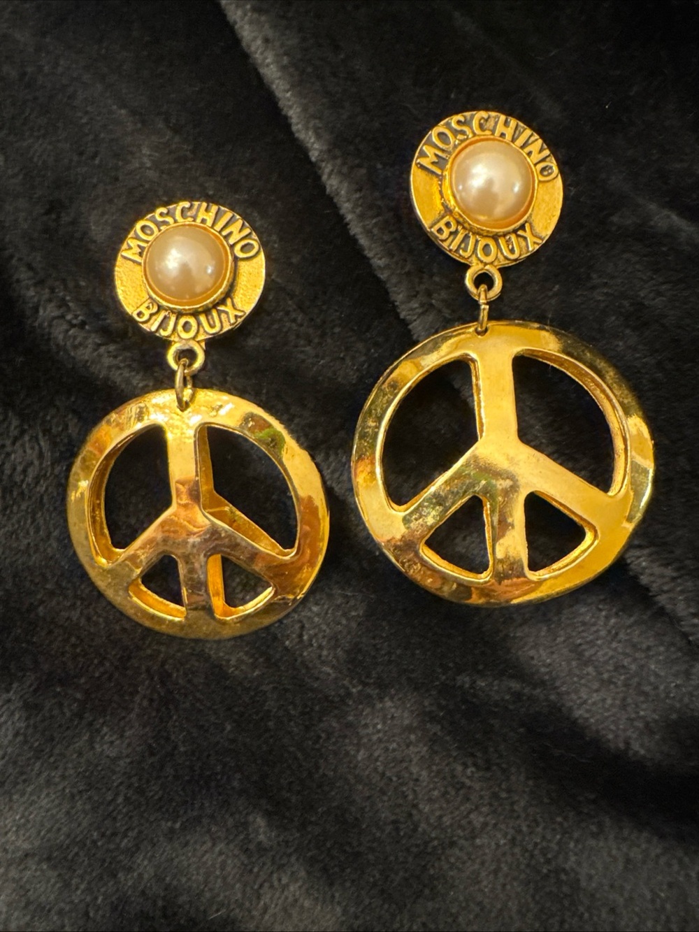 Moschino Bijoux Vintage, Peace, Drop, Gold tone, Pearl Clip-On Earrings.